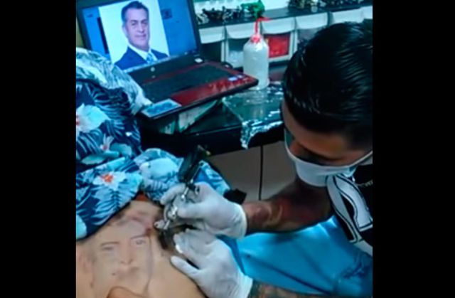 Se tatúa el rostro de 'El Bronco' Se tatúa el rostro de 'El Bronco'