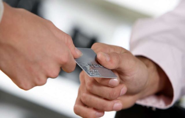 Le depositan dinero por error, lo gasta y termina presa. Le depositan dinero por error, lo gasta y termina presa.
