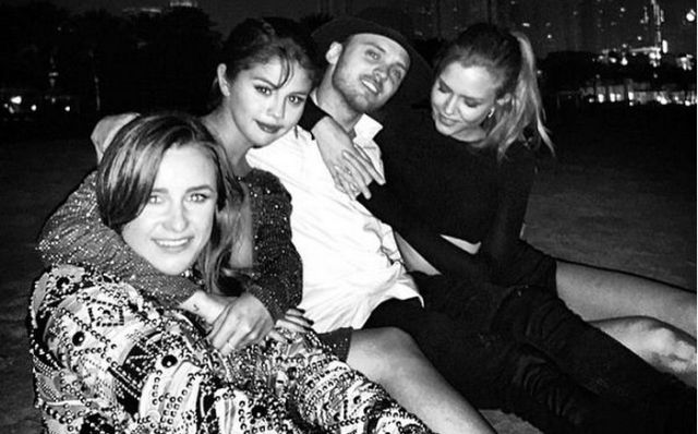 Selena Gomez cambia estilo de novio… ahora es un rockero Selena Gomez cambia estilo de novio… ahora es un rockero