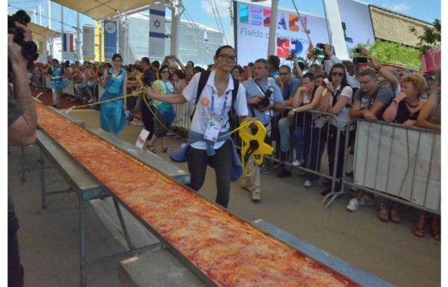 “Pizza” de 1,600 metros de largo. “Pizza” de 1,600 metros de largo.