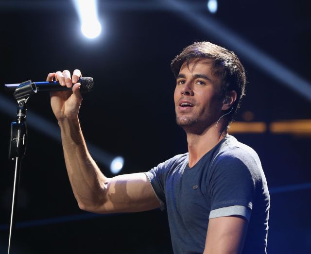 Cachan a Enrique Iglesias conduciendo con licencia vencida Cachan a Enrique Iglesias conduciendo con licencia vencida