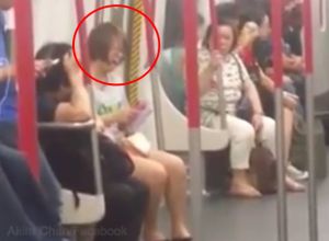 Mujer enloquece en Metro de Hong Kong ¡porque su celular se quedó sin batería! Mujer enloquece en Metro de Hong Kong ¡porque su celular se quedó sin batería!