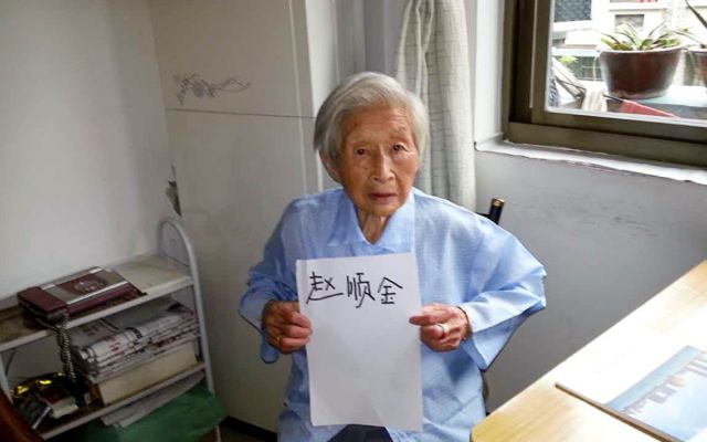 Bisabuela aprende a escribir a los 100 años Bisabuela aprende a escribir a los 100 años