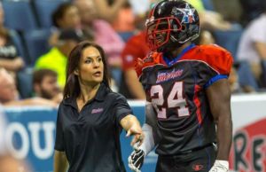 Cardinals contrataron a Jen Welter como primera coach mujer en la NFL Cardinals contrataron a Jen Welter como primera coach mujer en la NFL