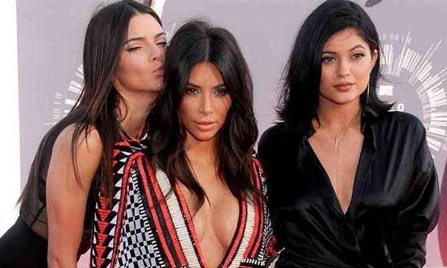 Hermanas Kardashian descubren a su mamá en la “cama” Hermanas Kardashian descubren a su mamá en la “cama”
