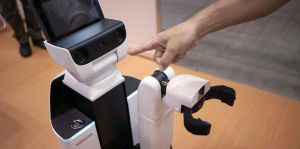 Toyota presenta un robot que recoge y ayuda a enfermos Toyota presenta un robot que recoge y ayuda a enfermos