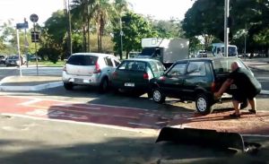 Mueve con sus propias manos un coche que le molestaba en el carril bici Mueve con sus propias manos un coche que le molestaba en el carril bici