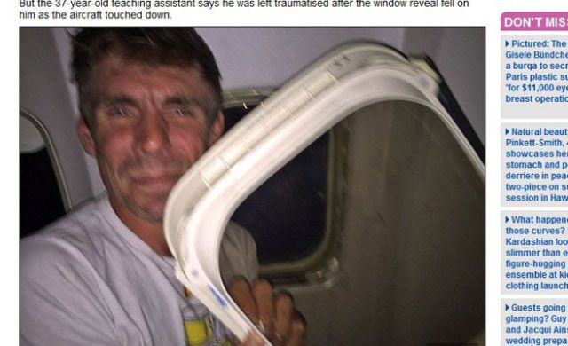¡Le cae la ventanilla del avión!