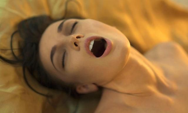 Mujer mide desempeño sexual con su pulsera fitness Mujer mide desempeño sexual con su pulsera fitness