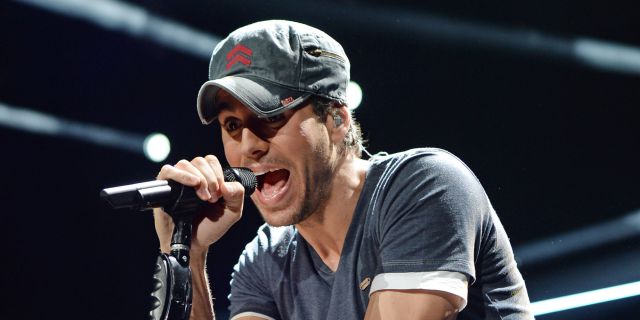 Critican fuertemente a Enrique Iglesias por cantar feo en vivo Critican fuertemente a Enrique Iglesias por cantar feo en vivo