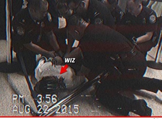 Wiz Khalifa fue detenido por la policía en el aeropuerto de Los Ángeles Wiz Khalifa fue detenido por la policía en el aeropuerto de Los Ángeles
