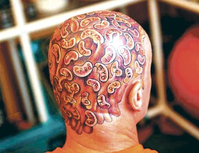 Se tatúa 60 frijoles en la cabeza Se tatúa 60 frijoles en la cabeza