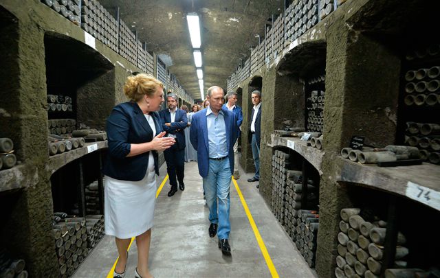 Putin y Berlusconi descorchan el vino “más caro del mundo” Putin y Berlusconi descorchan el vino “más caro del mundo”