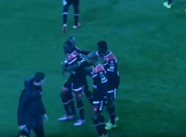 Hace el peor berrinche por ser expulsado Hace el peor berrinche por ser expulsado