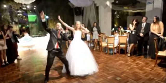 Quinceañera sorprende con el baile con su padre Quinceañera sorprende con el baile con su padre