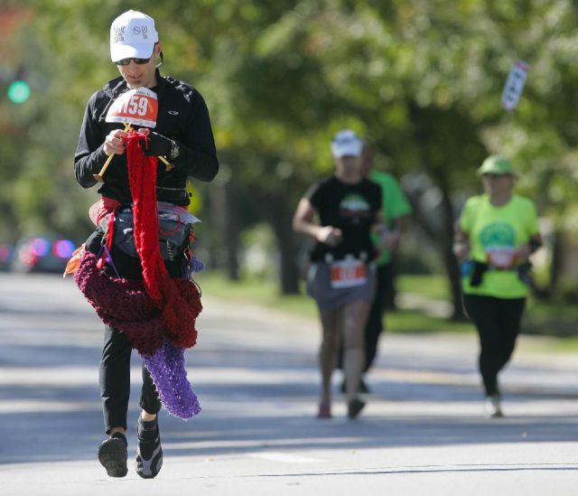 Mujer multiusos, corrió maratón mientras tejía una bufanda Mujer multiusos, corrió maratón mientras tejía una bufanda