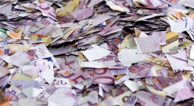 Mujer de 85 años antes de morir destruye casi un millón de euros en billetes Mujer de 85 años antes de morir destruye casi un millón de euros en billetes