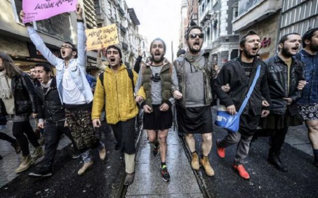 Argentinos marchan en faldas contra los feminicidios Argentinos marchan en faldas contra los feminicidios