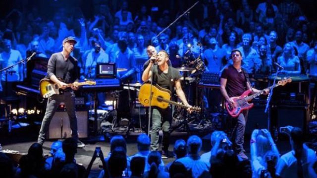 Coldplay interpretó Imagine en tributo a las víctimas de París Coldplay interpretó Imagine en tributo a las víctimas de París