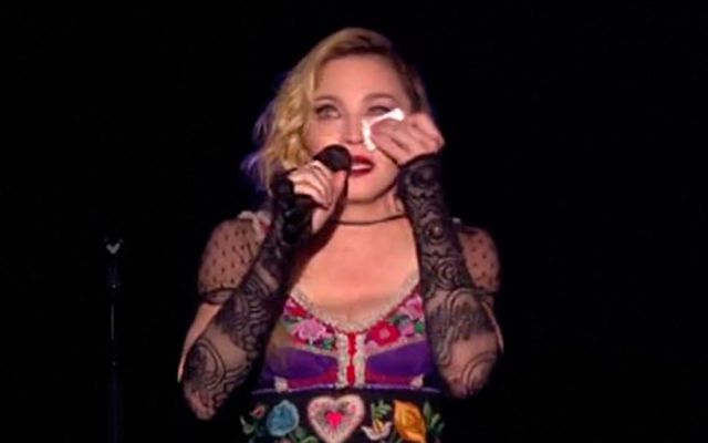 Madonna llora en homenaje a víctimas en París Madonna llora en homenaje a víctimas en París