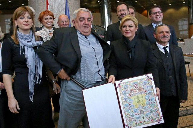 Se le caen los pantalones enfrente de la presidenta de su país Se le caen los pantalones enfrente de la presidenta de su país