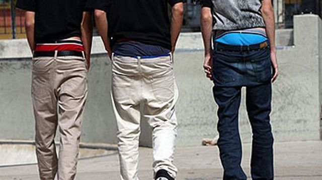 Lo encarcelan por traer los pantalones a media nacha Lo encarcelan por traer los pantalones a media nacha