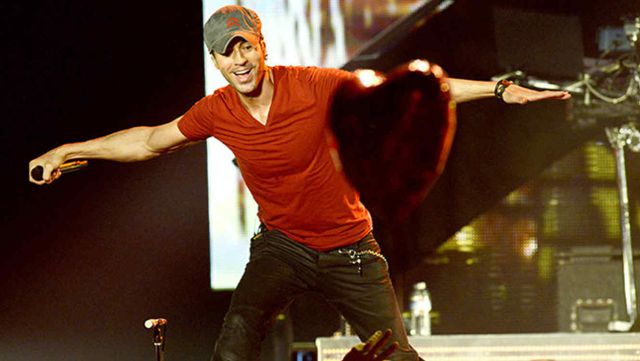 Caótica la salida de Enrique Iglesias de un concierto en Tel Aviv, Israel Caótica la salida de Enrique Iglesias de un concierto en Tel Aviv, Israel