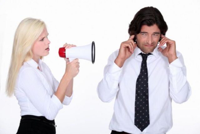 ¡La voz femenina agota a los hombres! ¡La voz femenina agota a los hombres!