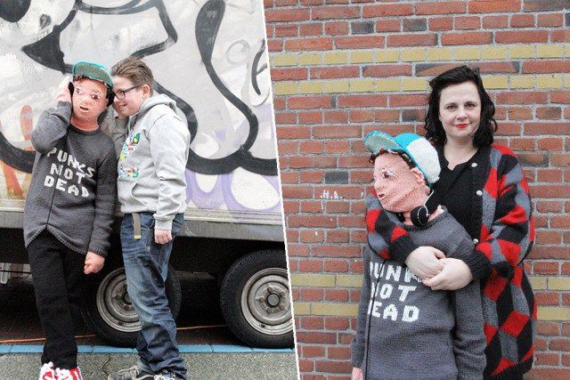 Esta señora tejió una réplica tamaño real de su hijo Esta señora tejió una réplica tamaño real de su hijo