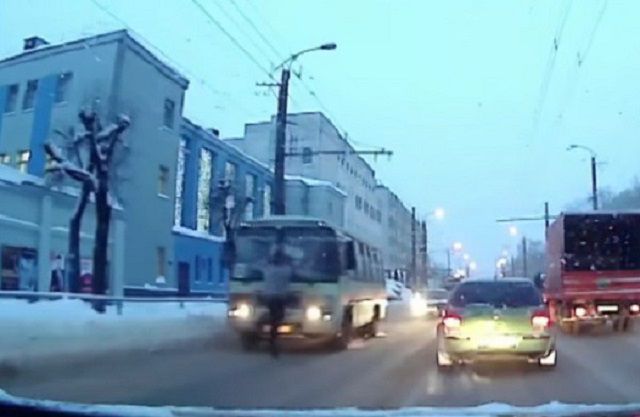 Ruso se avienta contra autobús y esto pasó Ruso se avienta contra autobús y esto pasó