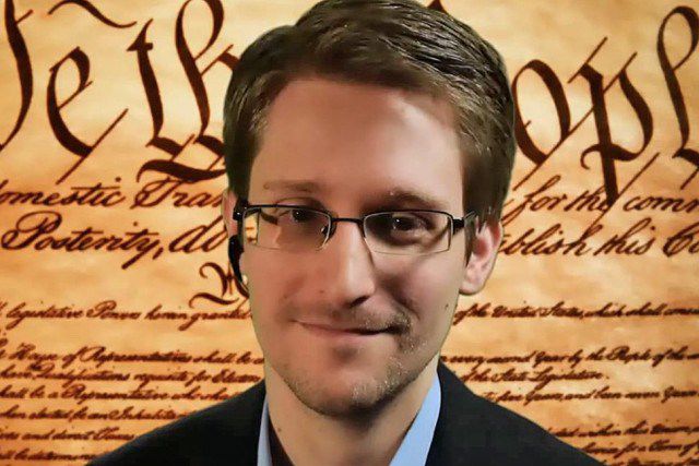 Edward Snowden advierte a chicas que los desnudos que le envían son vistos por el FBI Edward Snowden advierte a chicas que los desnudos que le envían son vistos por el FBI
