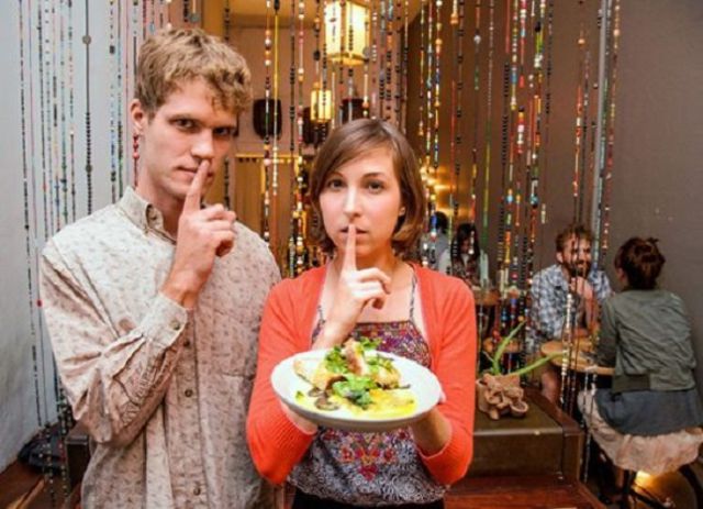 No se permite hablar durante la cena en este restaurante No se permite hablar durante la cena en este restaurante