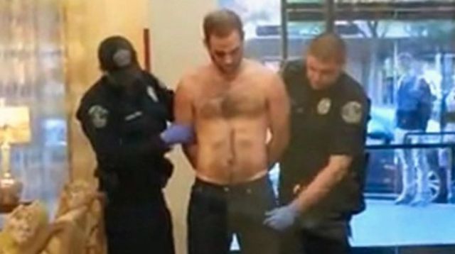 Policía confunde el “firme amiguito” de un detenido con un arma Policía confunde el “firme amiguito” de un detenido con un arma