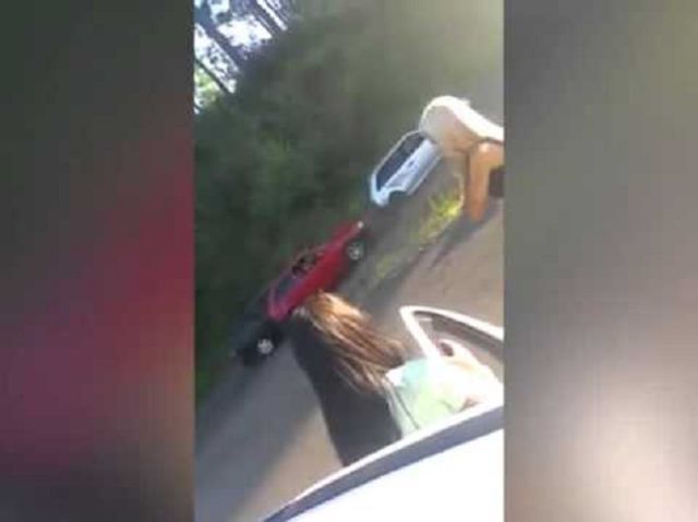 Se bajó a bailar a mitad de la carretera y mira lo que pasó Se bajó a bailar a mitad de la carretera y mira lo que pasó