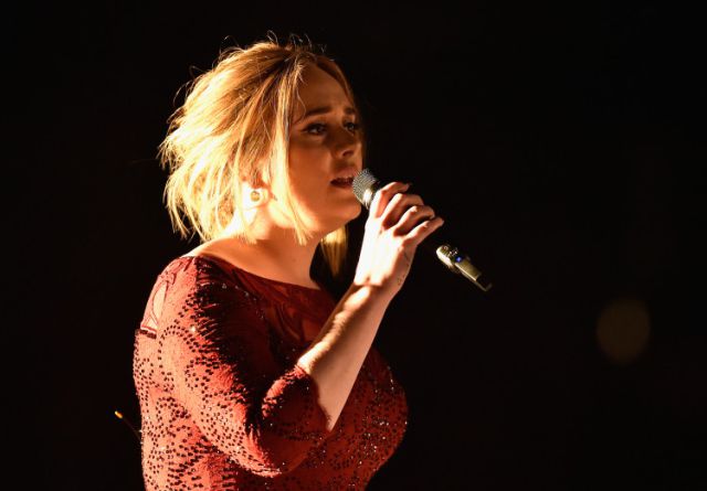 Adele lloró después de su actuación en los Grammy Adele lloró después de su actuación en los Grammy