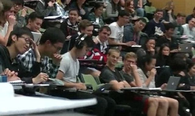 Sorprenden a universitario viendo porno en el salón de clases Sorprenden a universitario viendo porno en el salón de clases