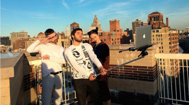 ¿Selfis con una MacBook, la nueva moda? ¿Selfis con una MacBook, la nueva moda?