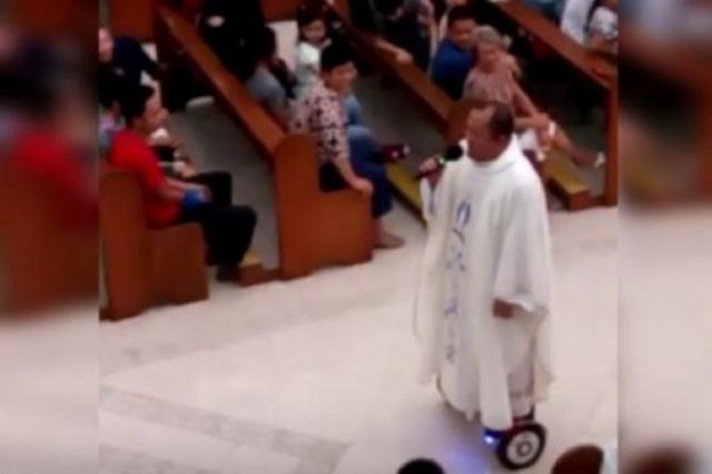 Sacerdote da misa ¡En patineta! Sacerdote da misa ¡En patineta!
