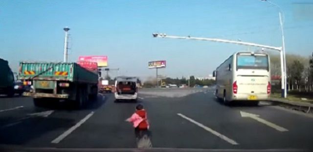 Niño se cae de la camioneta y sus padres ni cuenta se dan Niño se cae de la camioneta y sus padres ni cuenta se dan