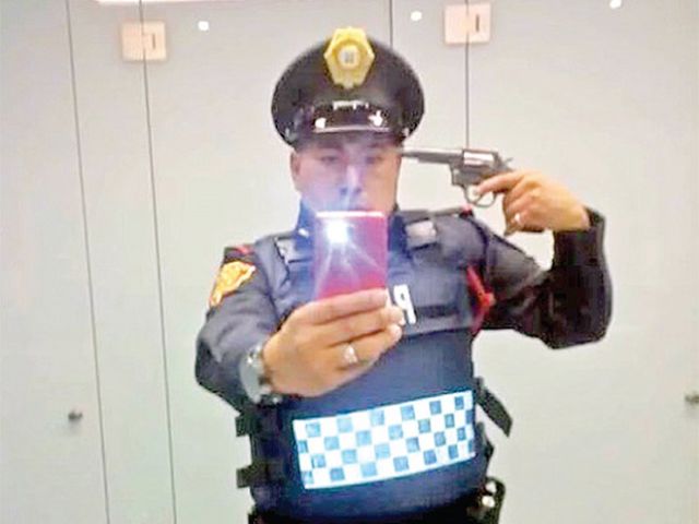 Policía se toma una selfie “suicida” Policía se toma una selfie “suicida”