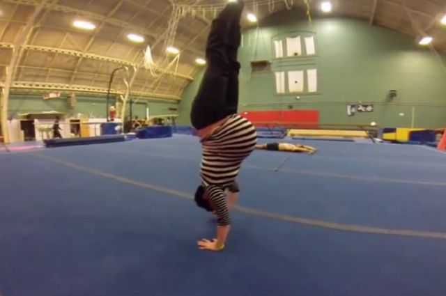 Una gimnasta desafía al mundo entrenando con 8 meses de embarazo ¡y de gemelos! Una gimnasta desafía al mundo entrenando con 8 meses de embarazo ¡y de gemelos!