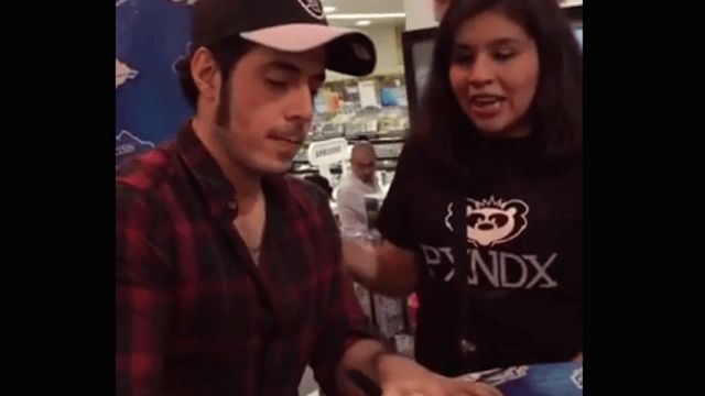 Ex vocalista de PXNDX desprecia a fans en firma de autógrafos Ex vocalista de PXNDX desprecia a fans en firma de autógrafos