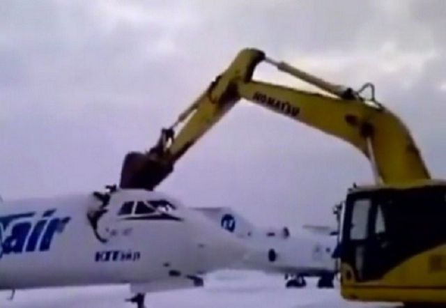 Destroza un avión tras ser despedido Destroza un avión tras ser despedido