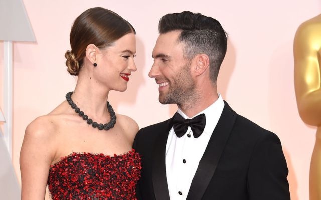 Adam Levine presume el embarazo de su esposa de la mejor manera Adam Levine presume el embarazo de su esposa de la mejor manera