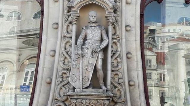 Por tomarse una selfie destruye estatua de 125 años de antigüedad Por tomarse una selfie destruye estatua de 125 años de antigüedad