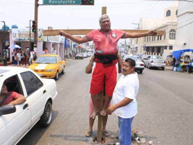 Se crucifica candidato por no ganar la elección Se crucifica candidato por no ganar la elección