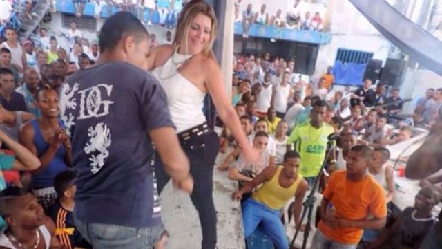Investigan a directora de prisión colombiana por bailar “Twerk” con los internos Investigan a directora de prisión colombiana por bailar “Twerk” con los internos