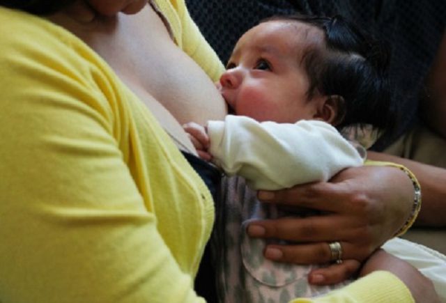 Echan a mamá por amamantar en público Echan a mamá por amamantar en público