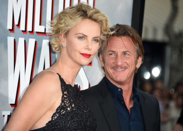 Abuchean a Charlize Theron y Sean Penn Abuchean a Charlize Theron y Sean Penn