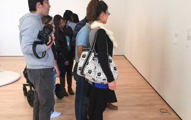 Confunden gafas olvidadas con obra de arte. Confunden gafas olvidadas con obra de arte.